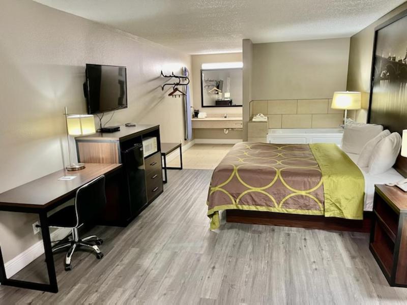 Super 8 By Wyndham Bay St. Louis Motel Bagian luar foto