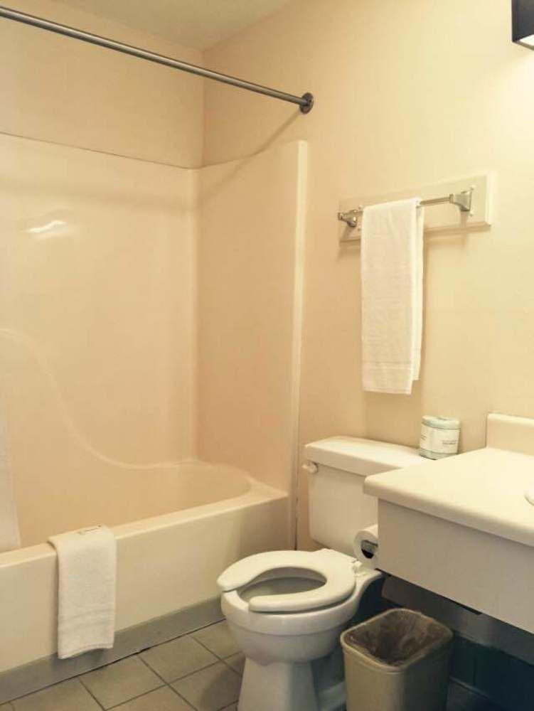 Super 8 By Wyndham Bay St. Louis Motel Bagian luar foto